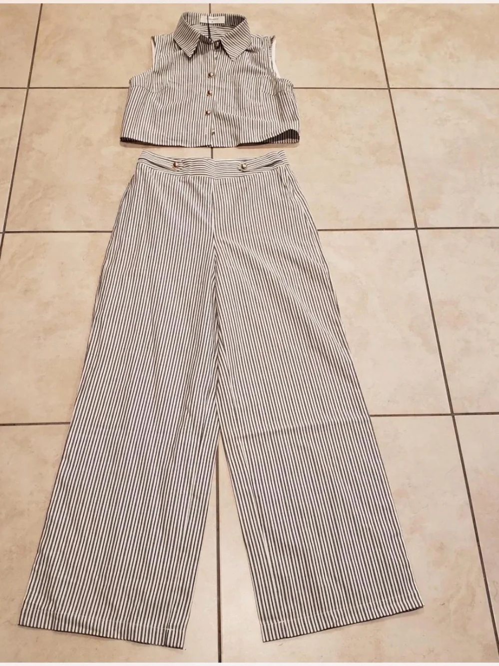 Commense Striped sleeveless top & pants set